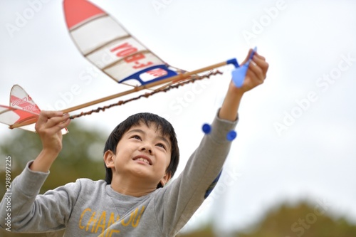 模型飛行機で遊ぶ男の子