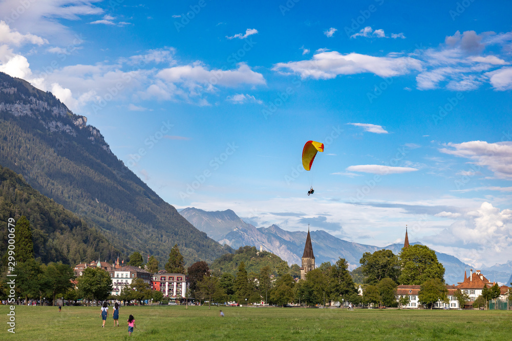 Obraz premium Interlaken Paragliding