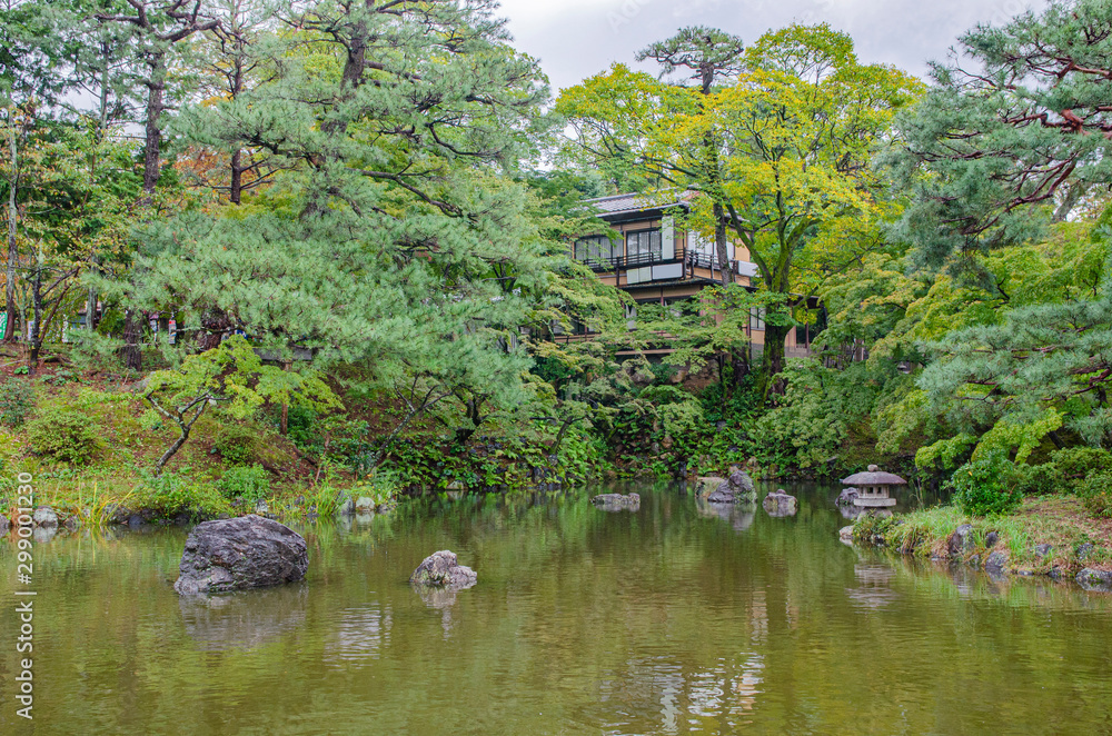 Obraz premium 京都の円山公園の池