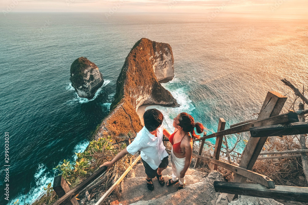 Poster Couple Travel view of landscape with Kelingking beach, Nusa Penida  island Bali ,Indonesia 