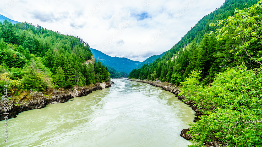 Foto de The mighty Fraser River looking north from the historic Second ...