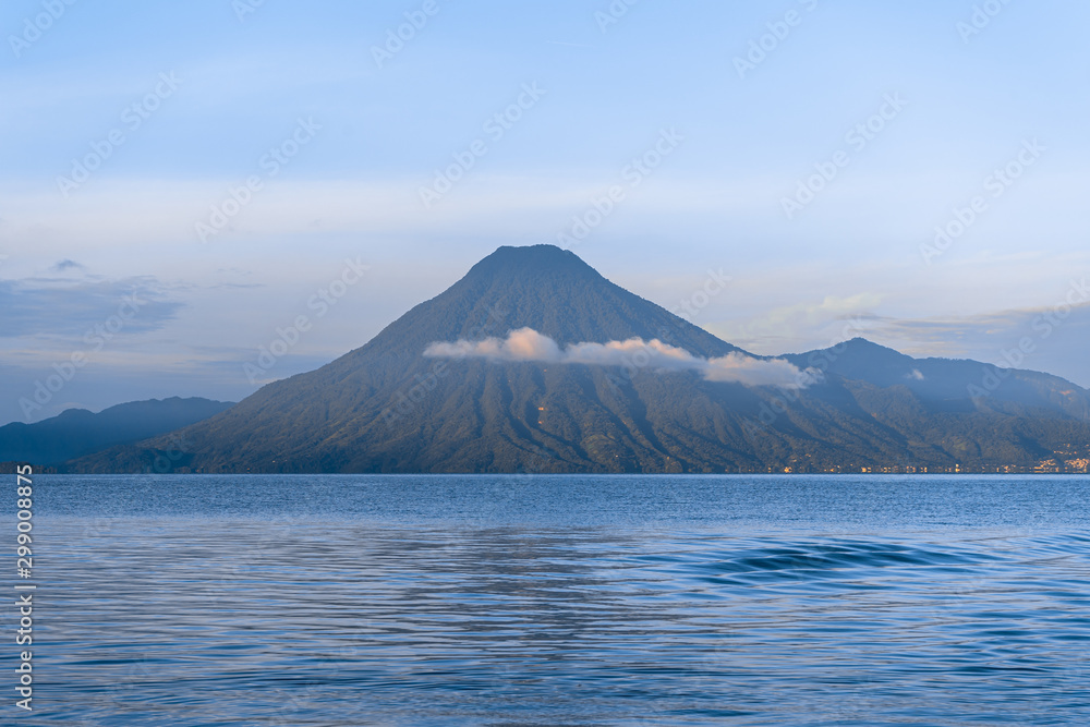 Volcán San Pedro Lago Atitlán Guatemala.