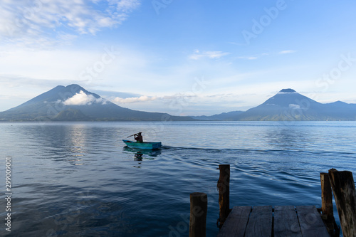 Un barco sali   del embarcadero en el Lago de Atitl  n Guatemala.