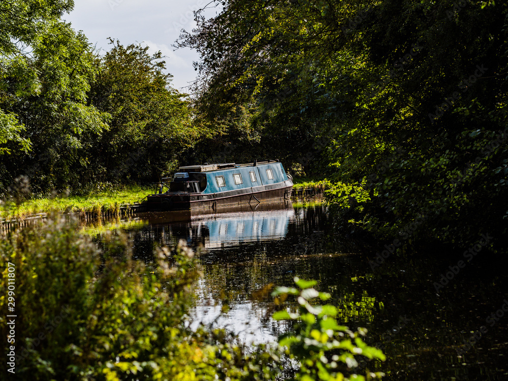 Obraz premium moored narrow boat barge canal worcestershire england uk