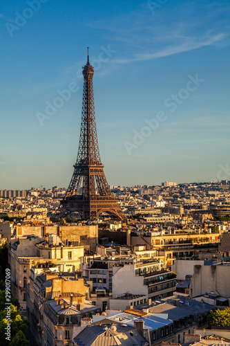 Fototapeta Naklejka Na Ścianę i Meble -  Eiffel Tower seen from the Arc de Triomphe