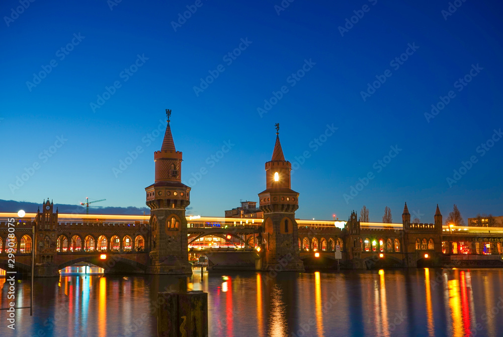 Fototapeta premium Metro Birdge at Berlin