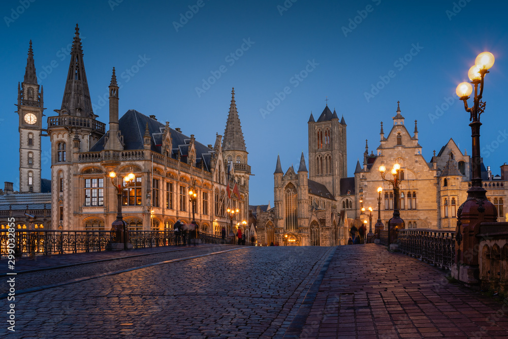 ville médiéval de Gand à l'heure bleue