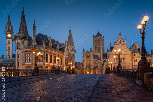 ville médiéval de Gand à l'heure bleue