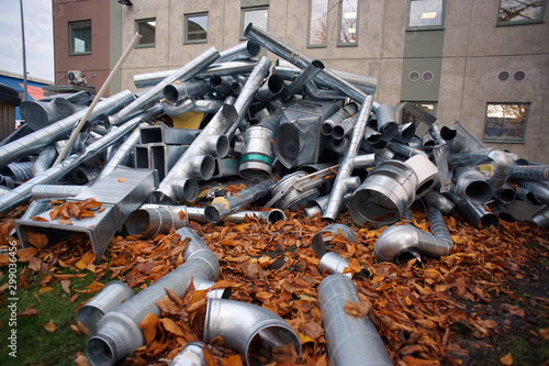 Foto demolished ventilation ducts and pipes outside industrial building