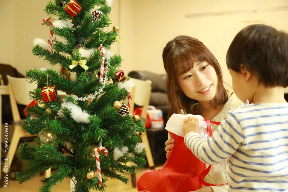 クリスマスプレゼントを開ける親子 クリスマスプレゼントを開ける親子