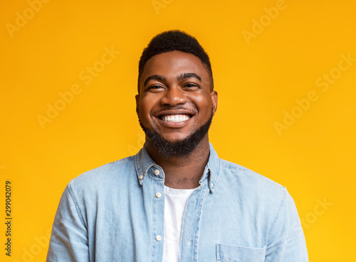 Photo Portrait of cheerful bearded black man over yellow background