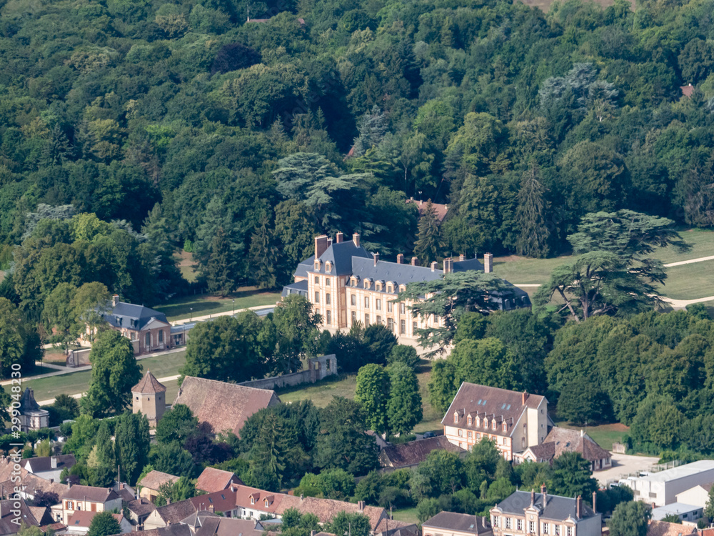 Fototapeta premium vue aérienne du château d'Abondant dans le département d'Eure-et-Loir en France