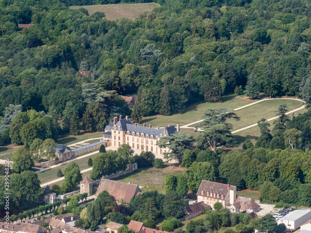 vue aérienne du château d'Abondant dans le département d'Eure-et-Loir en France