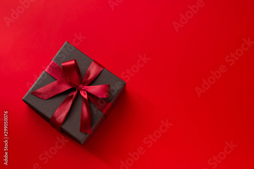 赤いリボンで結ばれた箱のプレゼントのイメージ © c11yg
