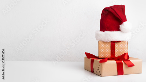 Billede på lærred Conceptual Christmas composition of wrapped presents in Santa's hat