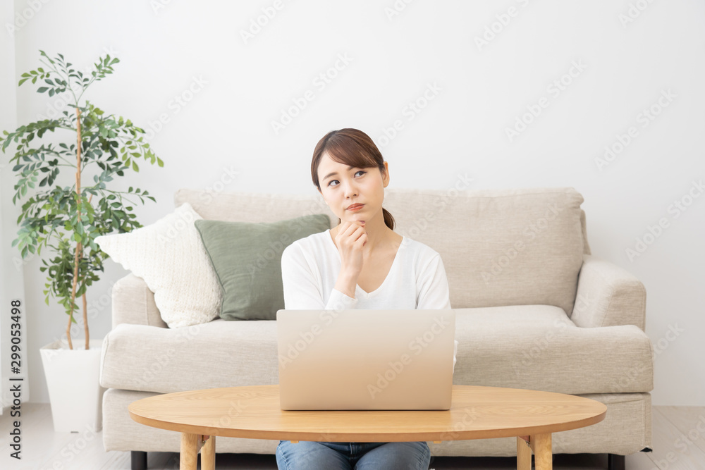 若い女性 パソコン 若い女性 パソコン
