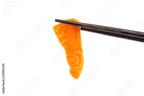 Łososiowy surowy sashimi z chopsticks na białym tle