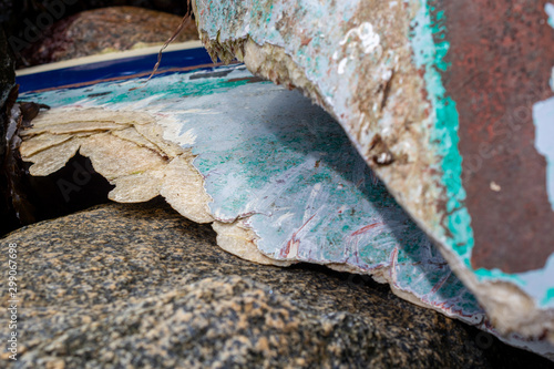 Принти на полотні Shattered layers of fiberglass laying on sunlit rocks