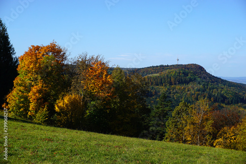 Herbstlandschaft auf der Schwäbischen Alb, Blick zum Lochen und Plettenbergturm