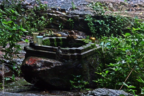 Peque  o templo  ofrendas budistas  en medio de la selva  Chiang Mai  Tailandia.