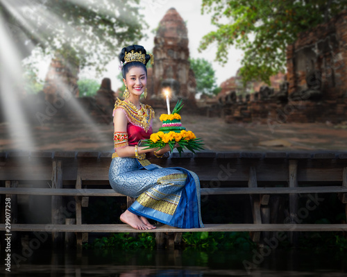 Fototapeta Naklejka Na Ścianę i Meble -  Beautiful woman in Thai traditional costume making Loy Kratong festival of Thailand.