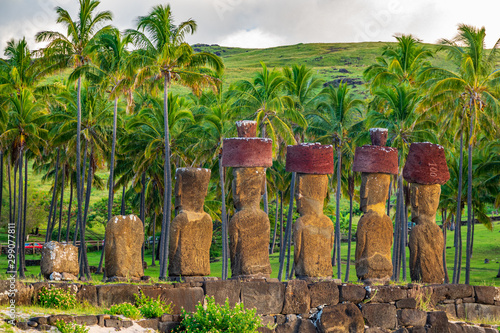 Foto Ahu Nau Nau rear view against palm trees, Rapa Nui