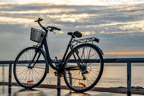 bicylette sur la Promenade des anglais et baie des anges à Nice