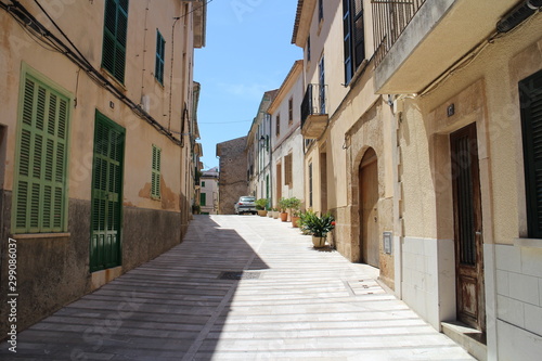 Fototapeta Naklejka Na Ścianę i Meble -  Lane in centre of Alcudia, Mallorca, Spain