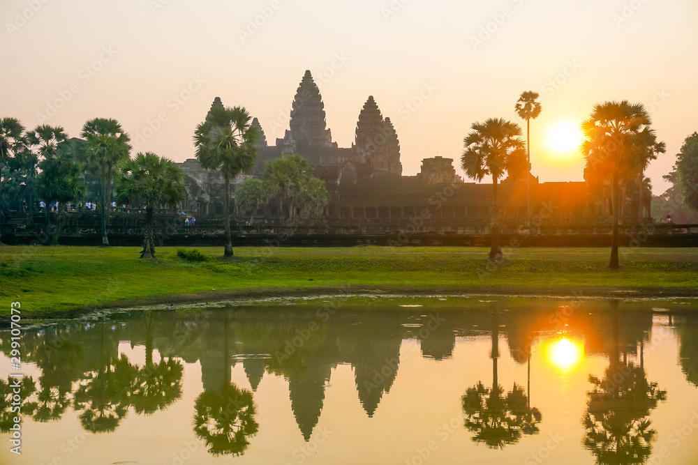 Obraz premium Angkor Wat at sunrise in the reflection of the lake