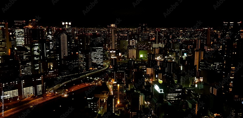 Rascacielos japones de Osaka en la hora azul