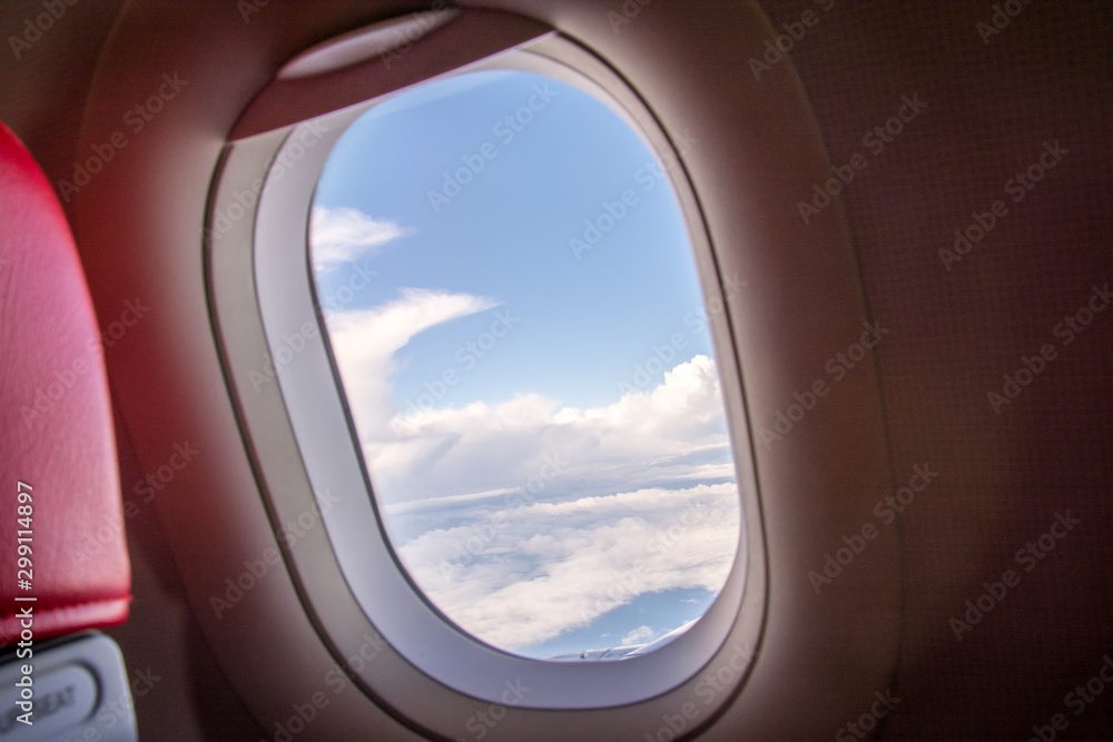  Looking at the view through the plane window, saw a group of white clouds.