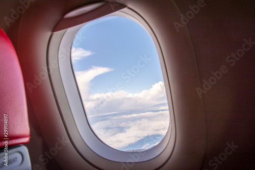  Looking at the view through the plane window, saw a group of white clouds.