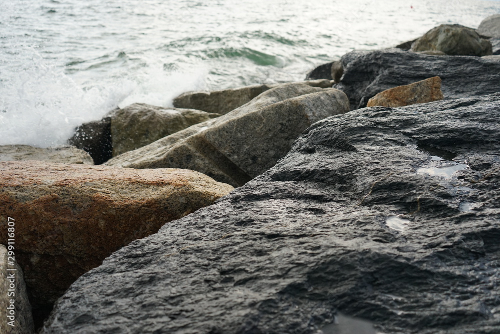 Naklejka premium water on rocks