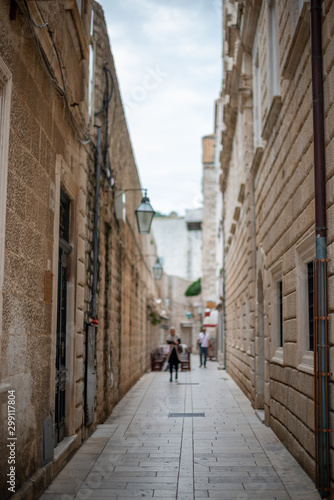 Rua da cidade medieval murada de Dubrovnik na Cro  cia onde foi King s Landing em Game of Thrones