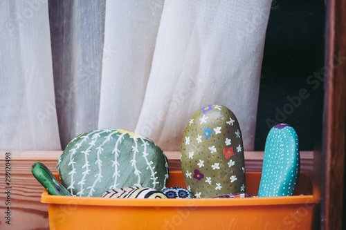 Décoration Galets ronds peints en cactus photo