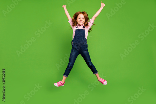 Fotografía Full length photo of funny little schoolchild jumping high rejoicing excited wee