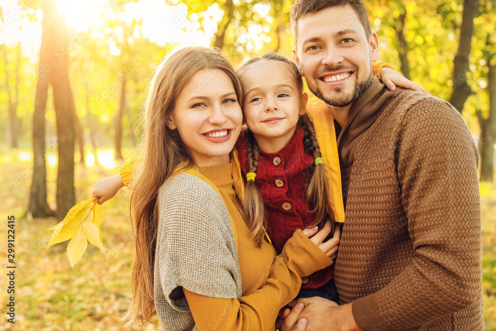 Naklejka premium Happy family in autumn park