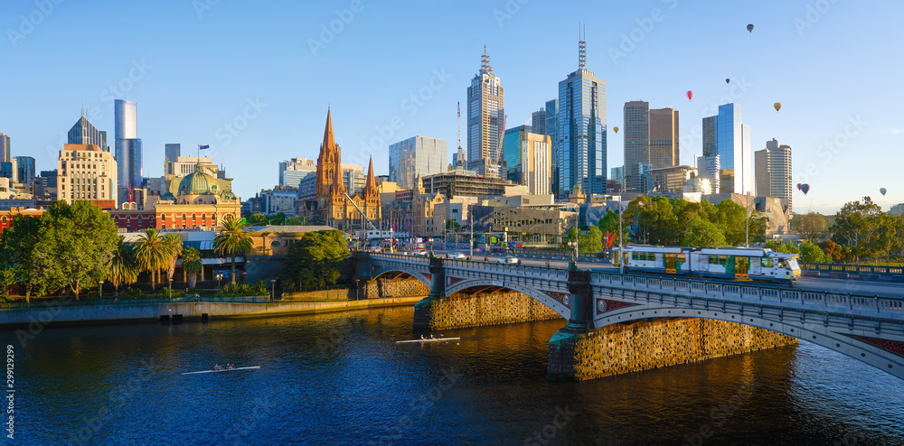 Naklejka premium Panoramiczny widok na piękną panoramę miasta Melbourne