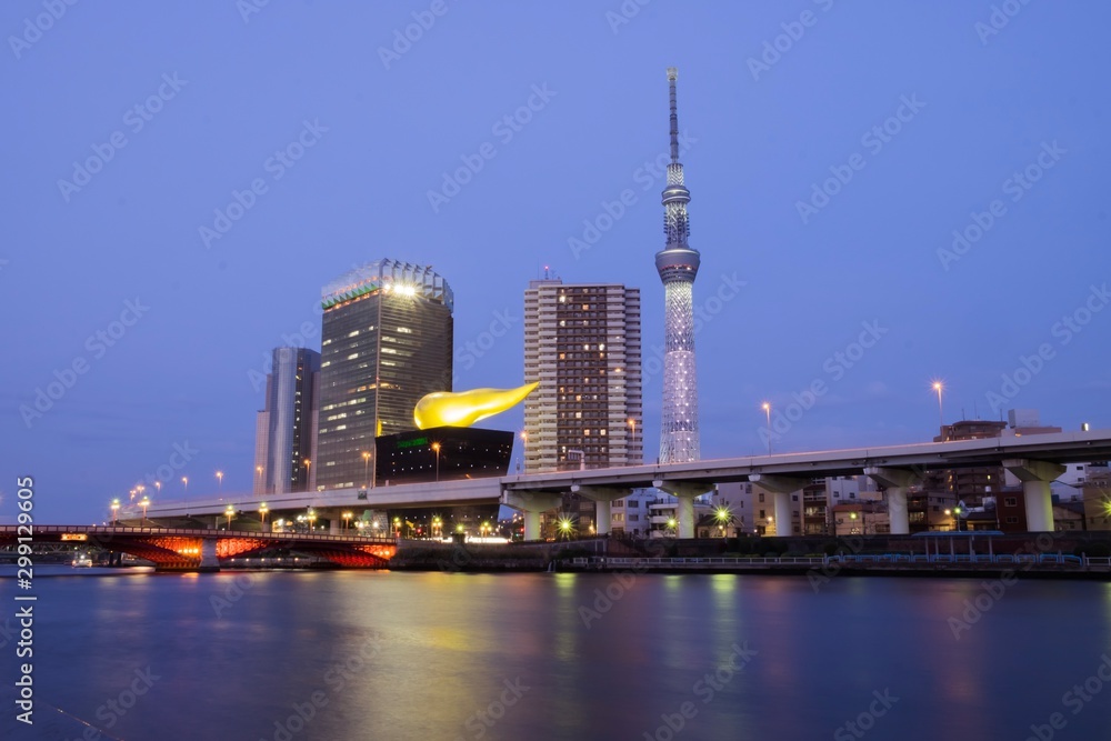 Obraz premium Tokyo sky tree with Asahi beer tower near Sumida river before sunset in Japan