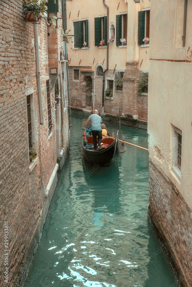 Paseo en Gondola un dia de verano por Venecia