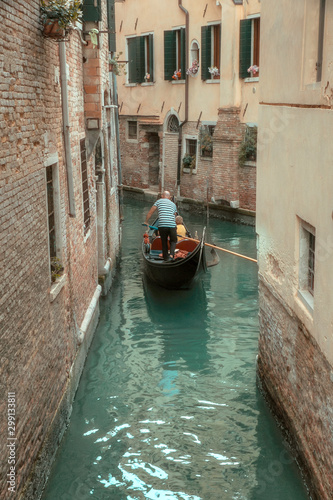 Paseo en Gondola un dia de verano por Venecia © Amaraz