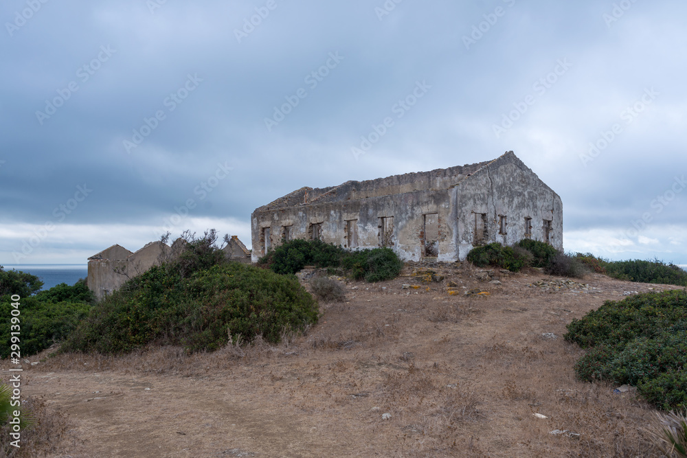 Ruined refuge with view of the sea and the mountain of the natural park of Algeciras