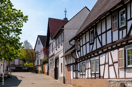 Fachwerkhäuser auf dem Weg zur Kirche