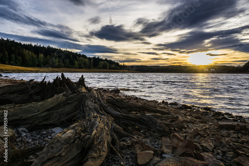 Ein herbstlicher Sonnenuntergang am See in Belgien