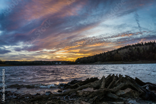 Ein herbstlicher Sonnenuntergang am See in Belgien