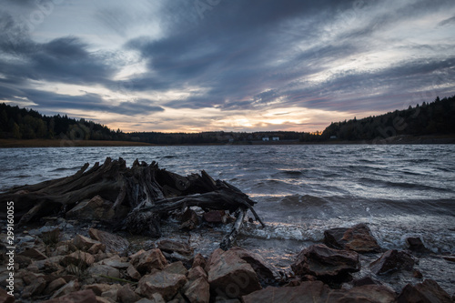 Ein herbstlicher Sonnenuntergang am See in Belgien