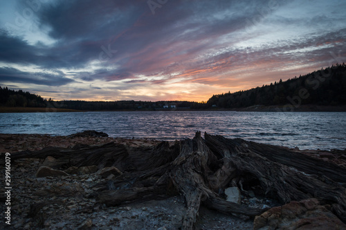 Ein herbstlicher Sonnenuntergang am See in Belgien