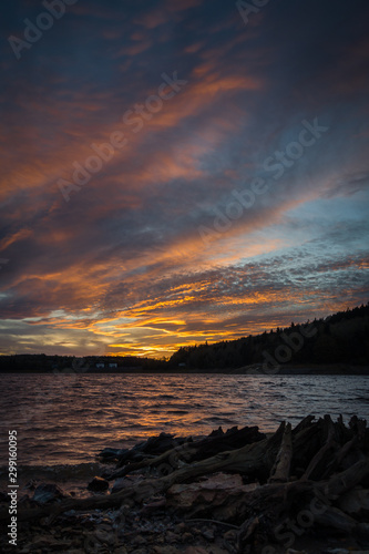 Ein herbstlicher Sonnenuntergang am See in Belgien