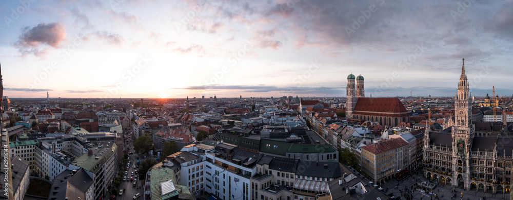 Aussicht über München mit Frauenkirche und Rathaus - obrazy, fototapety, plakaty 