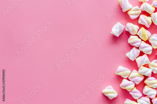 Sweets. Marshmallows frame on pink background top view space for text © 9dreamstudio